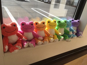 にじいろのカエルたちがお出迎え